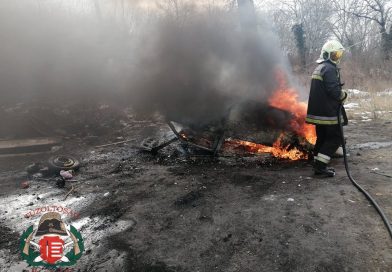 2022. január 25. Kiskunlacháza, Petőfi S. u. – roncsautót égetnek